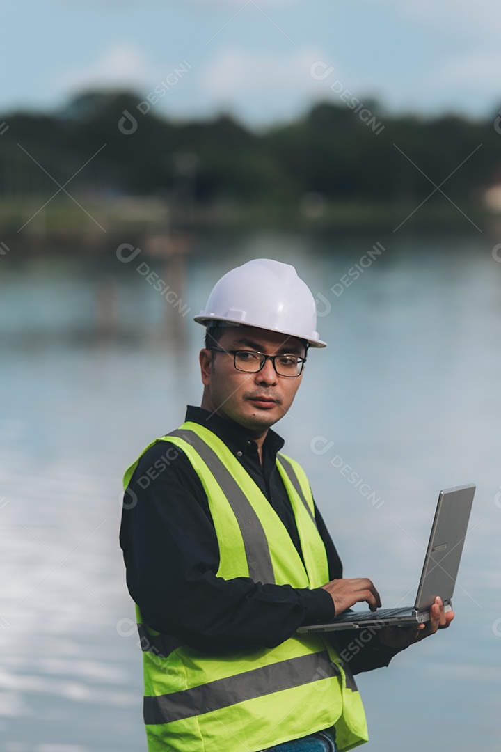 Engenheiro ambiental trabalhando em estações de tratamento de água