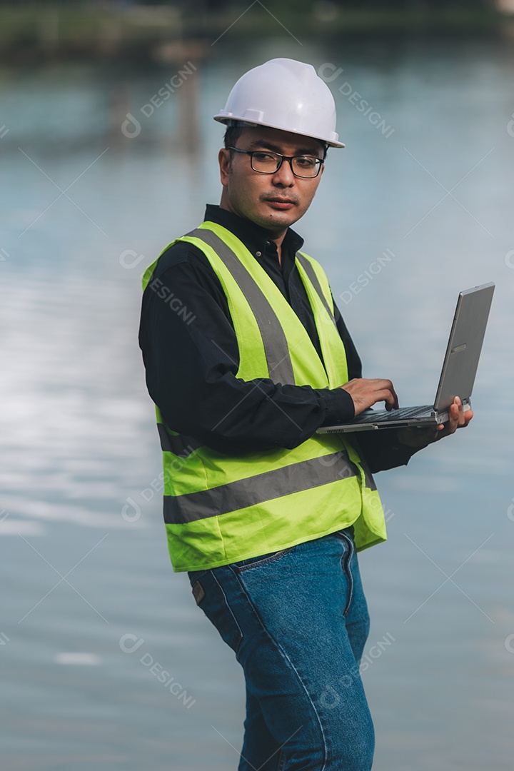 Engenheiro ambiental trabalhando em estações de tratamento de água