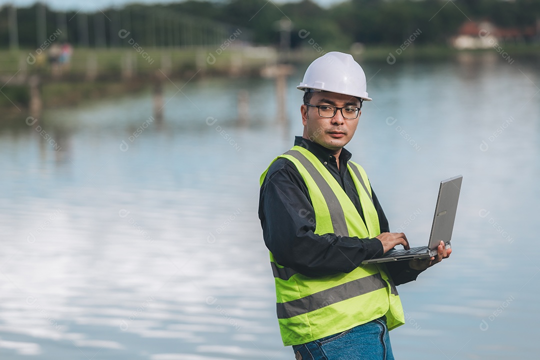 Engenheiro ambiental trabalhando em estações de tratamento de água