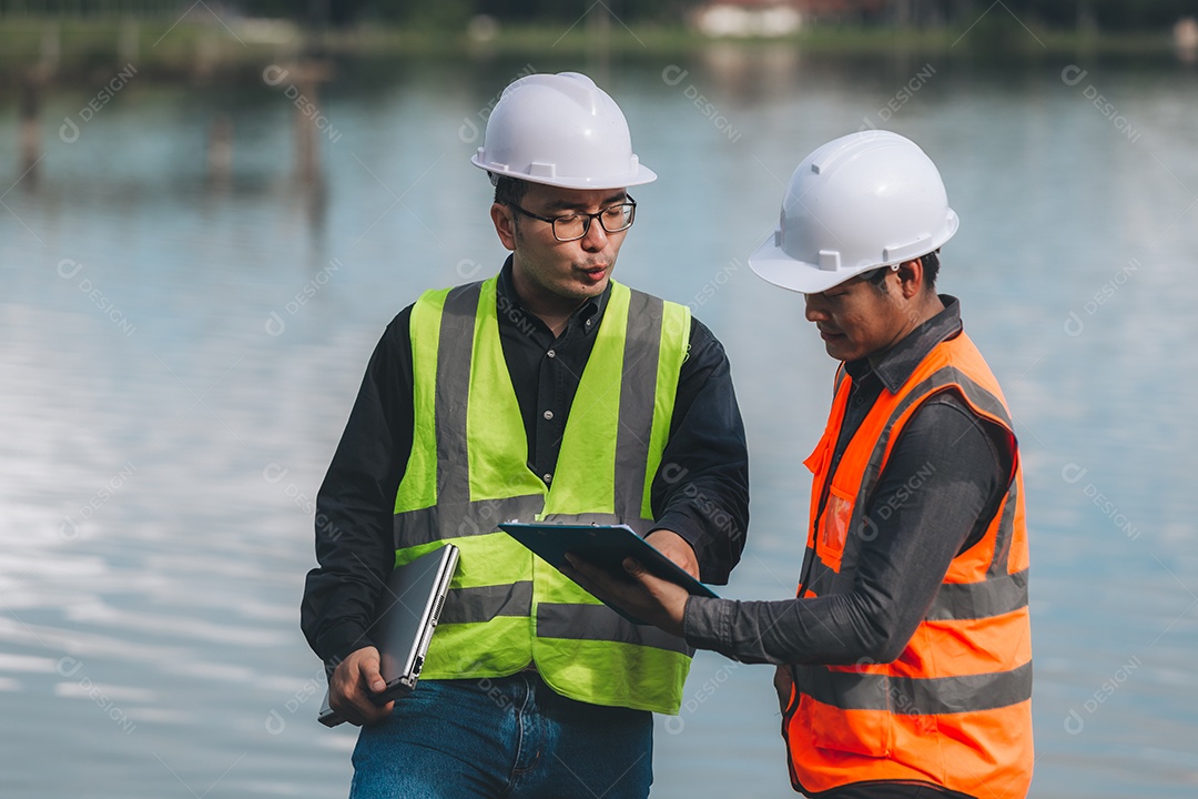 Engenheiros ambientais trabalham em estações de tratamento de águas