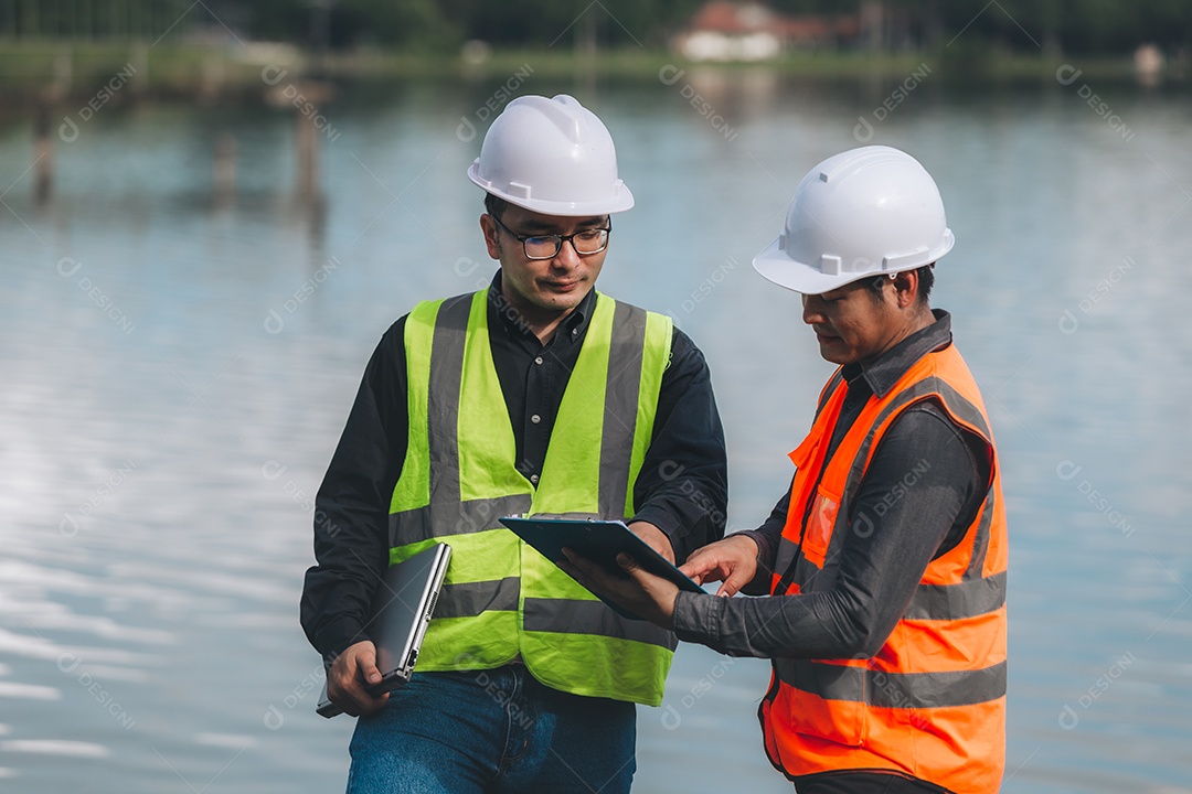 Engenheiros ambientais trabalham em estações de tratamento de águas