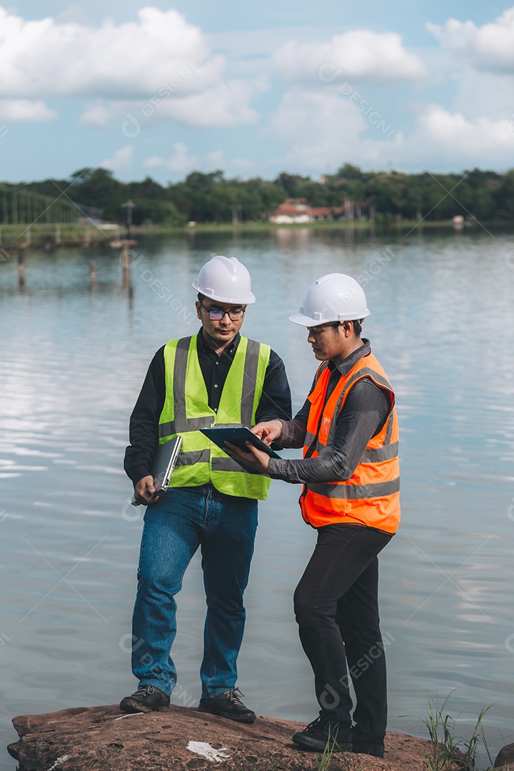 Engenheiros ambientais trabalham em estações de tratamento de águas
