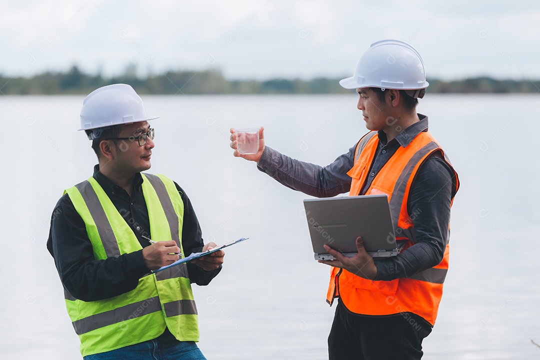 Engenheiros ambientais trabalham em estações de tratamento de águas