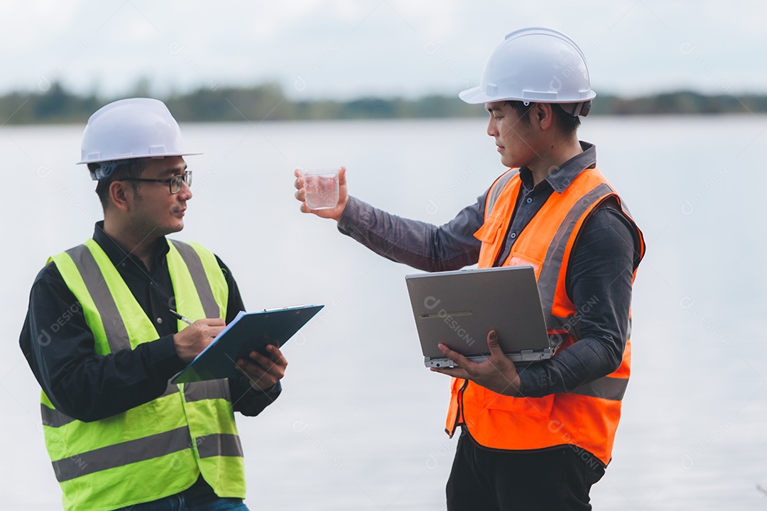 Engenheiros ambientais trabalham em estações de tratamento de águas