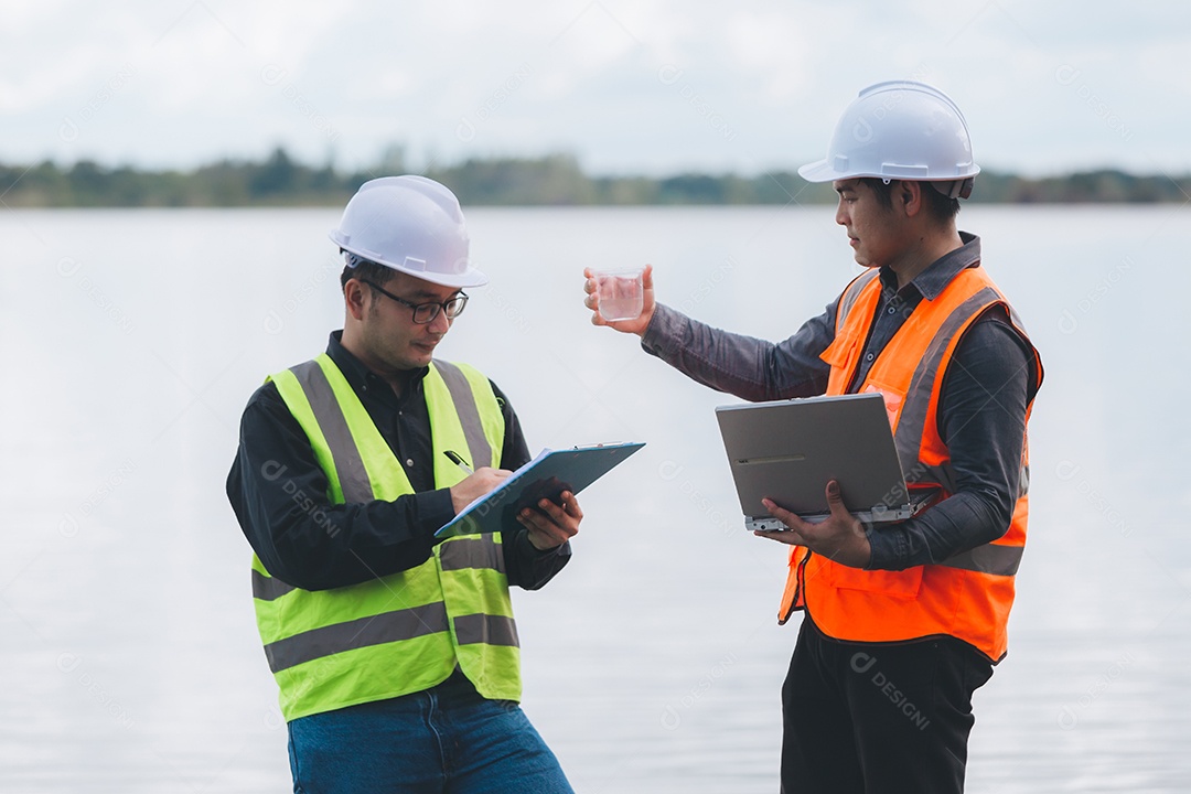 Engenheiros ambientais trabalham em estações de tratamento de águas