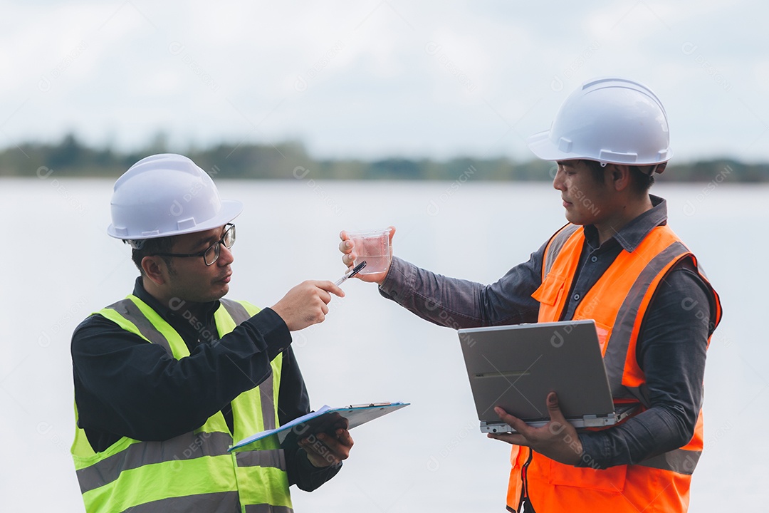 Engenheiros ambientais trabalham em estações de tratamento de águas