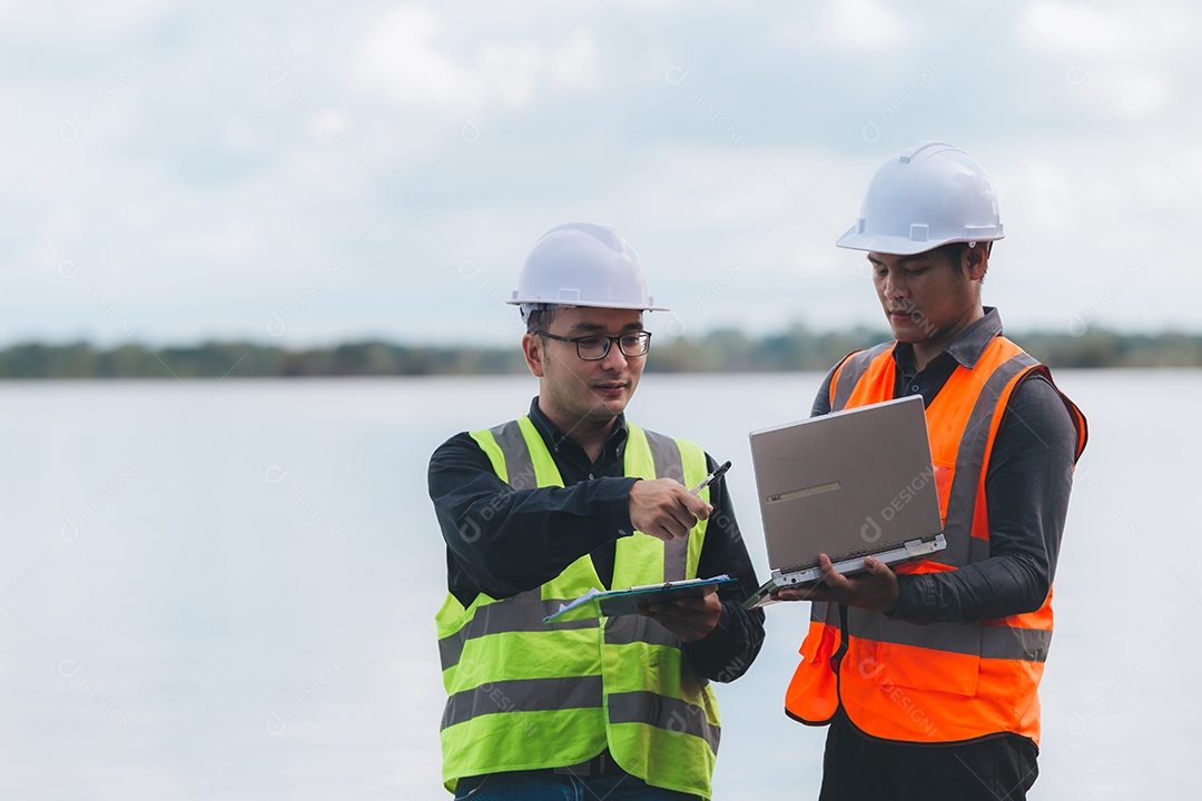 Engenheiros ambientais trabalham em estações de tratamento de águas