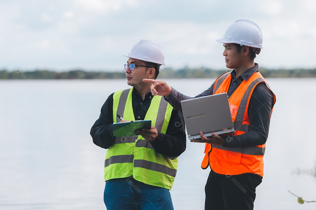 Engenheiros ambientais trabalham em estações de tratamento de águas