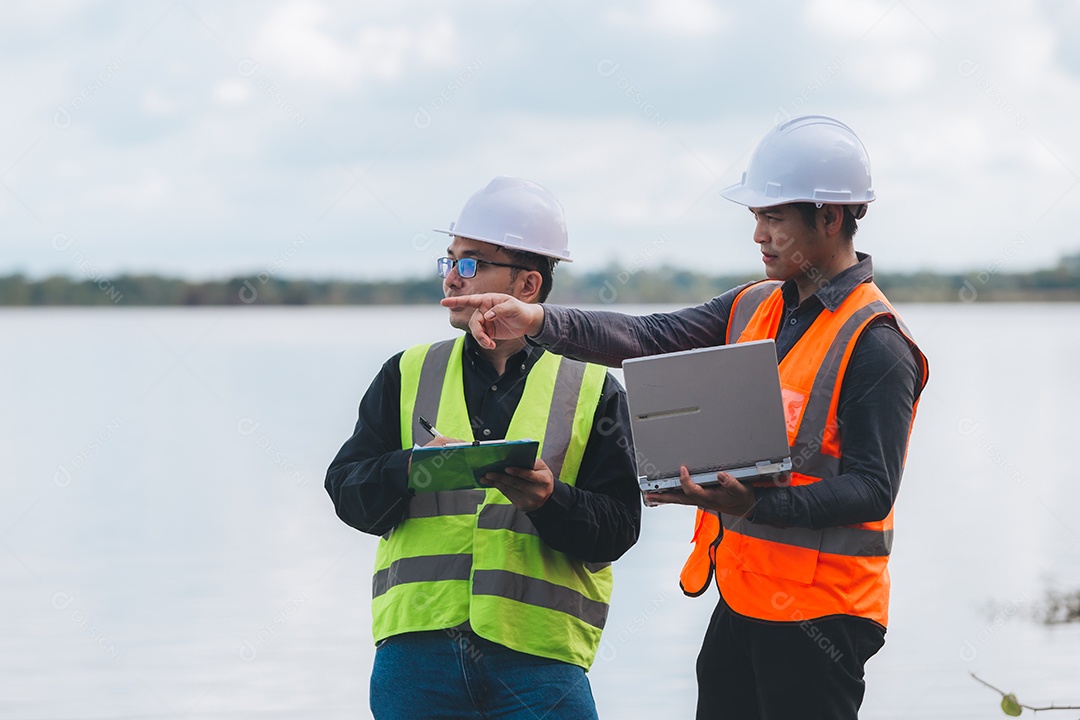 Engenheiros ambientais trabalham em estações de tratamento de águas