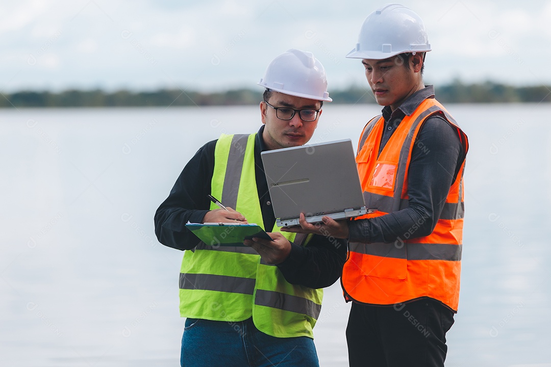 Engenheiros ambientais trabalham em estações de tratamento de águas