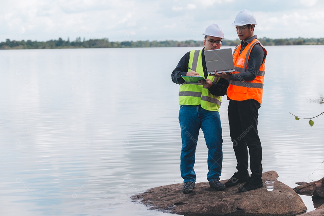 Engenheiros ambientais trabalham em estações de tratamento de águas