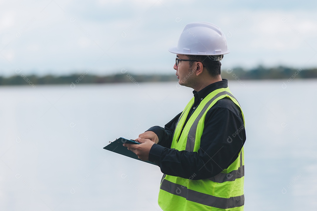 Engenheiros ambientais trabalham em estações de tratamento de águas