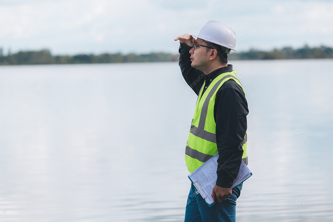 Engenheiros ambientais trabalham em estações de tratamento de águas