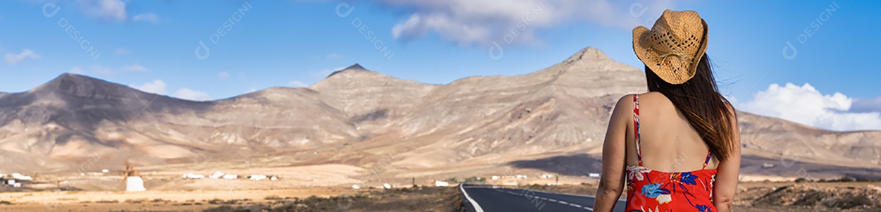 Alpinista de mulher hispânica com chapéu sentado na estrada contemplando