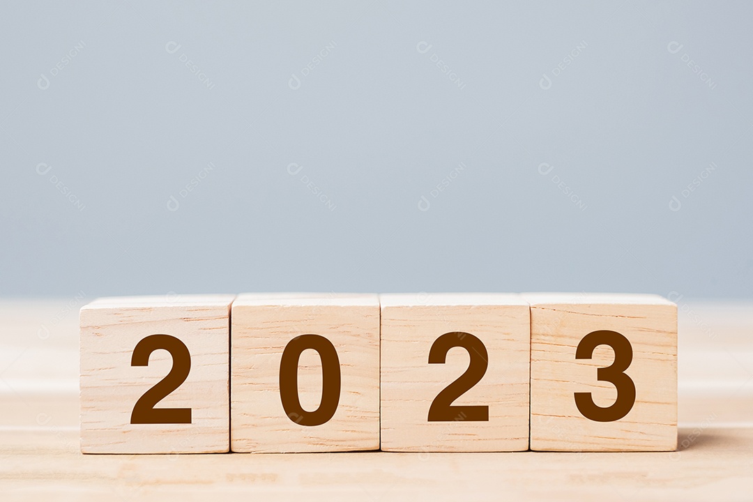 bloco de cubo de madeira com texto de 2023 no fundo da mesa. Conceitos de resolução, plano, revisão, objetivo, início e feriado de ano novo