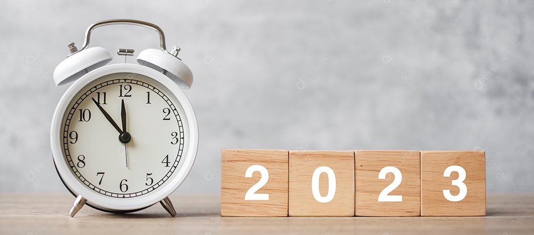 Feliz Ano Novo com despertador vintage e bloco 2023. Natal, novo começo, resolução, contagem regressiva, metas, plano, ação e conceito de motivação