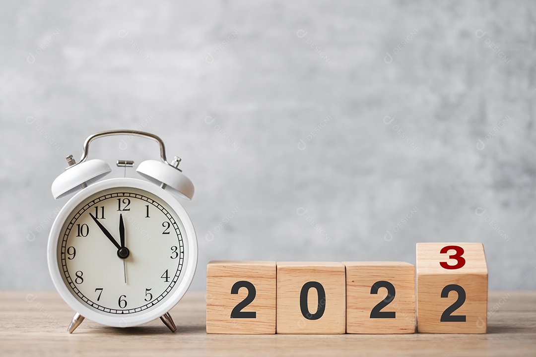 Feliz Ano Novo com despertador vintage e mudando 2022 para o bloco 2023. Natal, novo começo, resolução, contagem regressiva, metas, plano, ação e conceito de motivação