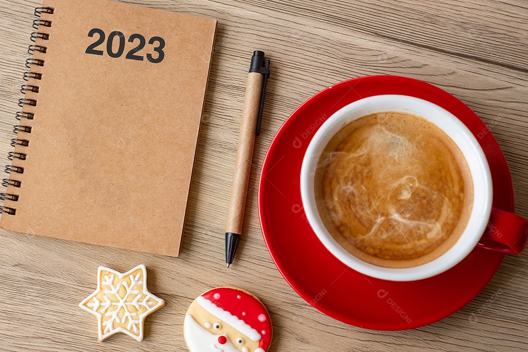 2023 GOAL com notebook, xícara de café, biscoitos de Natal e caneta na mesa de madeira. Natal, feliz ano novo, resolução, lista de tarefas, conceito de estratégia e plano