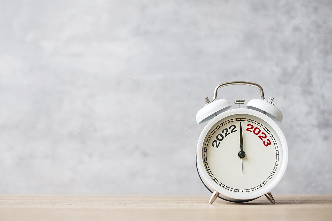 Feliz Ano Novo com despertador vintage e mudança de 2022 para o número de 2023. Feliz Natal, novo começo, resolução, contagem regressiva, objetivos, plano, ação e conceito de missão