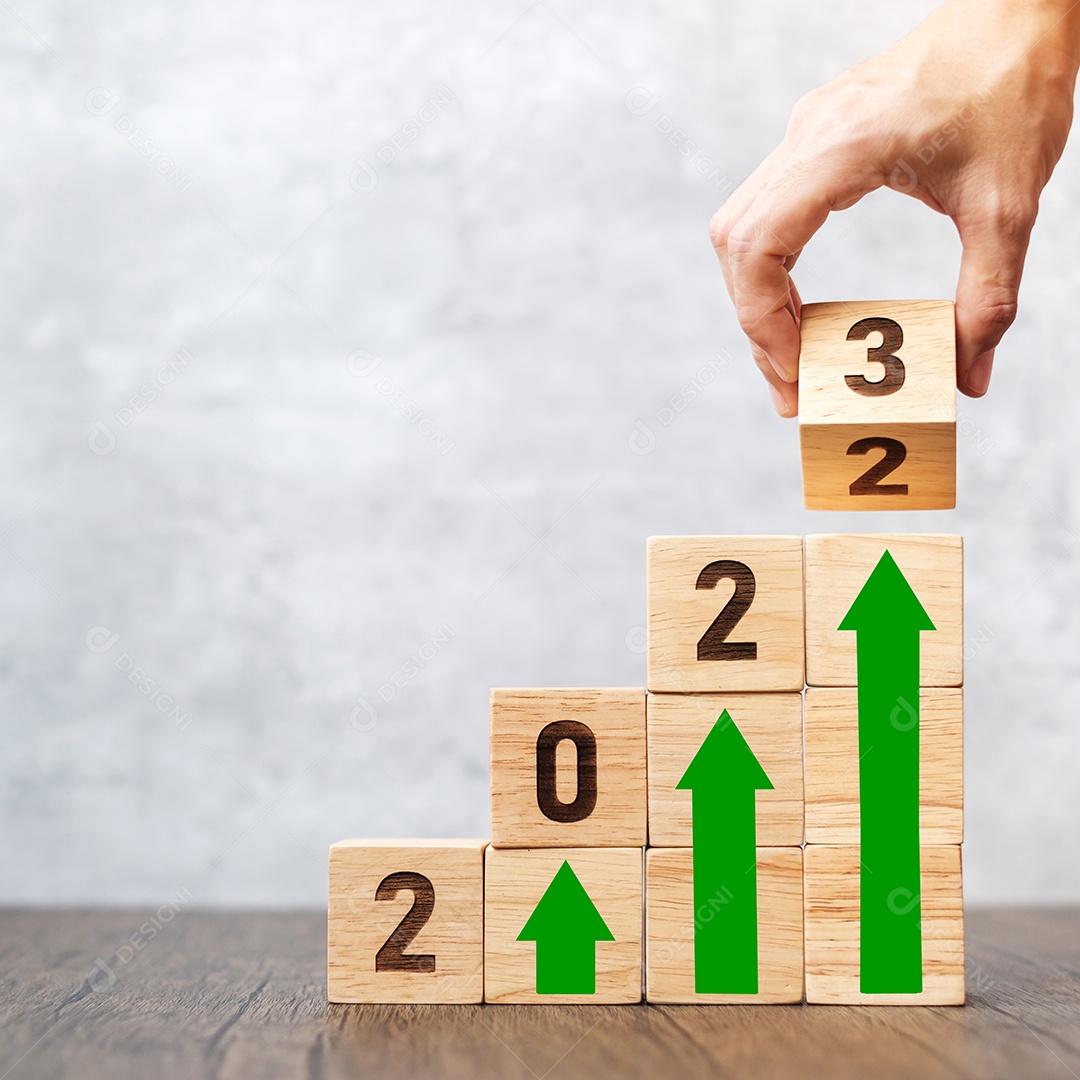 Bloco de madeira 2023 com crescimento de negócios, sucesso, estratégia, alvo, missão, ação, objetivo, trabalho em equipe, plano, ideia e conceito de início de ano novo