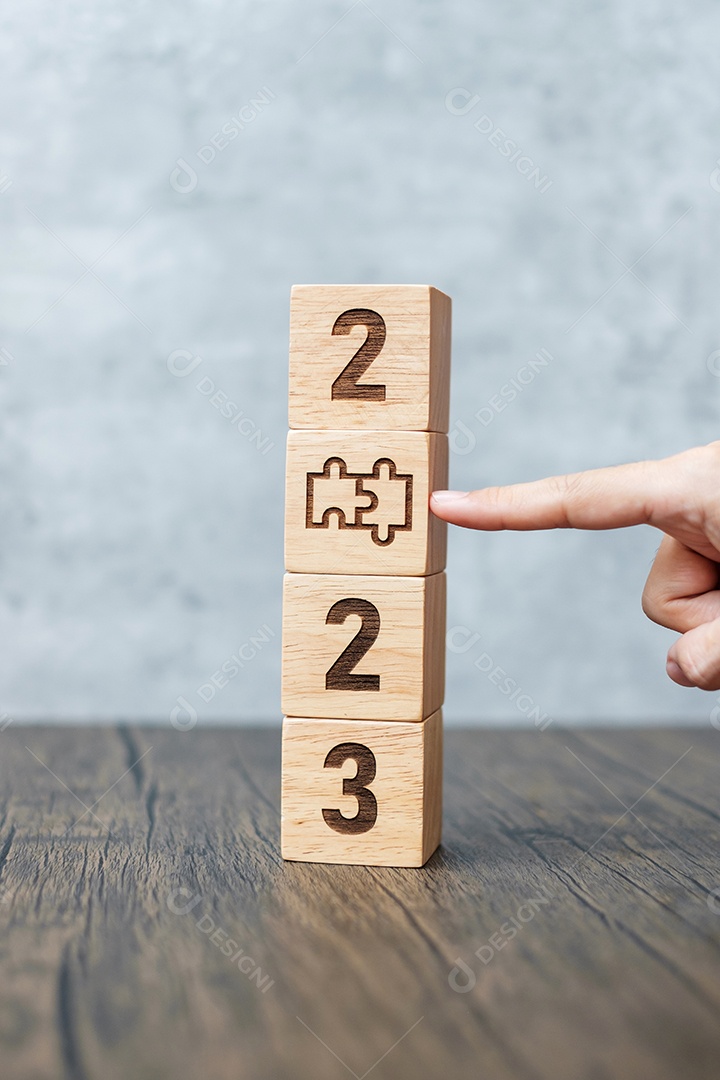 Bloco de 2023 com ícone de quebra-cabeça. Processo de negócios, equipe, trabalho em equipe, objetivo, missão, resolução, estratégia, plano, ação, parceria, cooperação, brainstorm e conceitos de início de ano novo