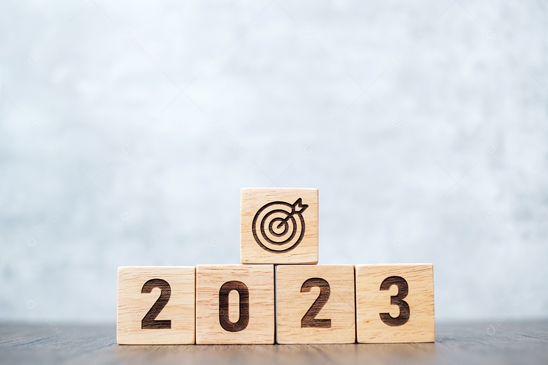 Bloco 2023 com sinal de alvo. Objetivo de negócios, alvo, resolução, estratégia, plano, motivação de ação, missão, pensamento e conceitos de início de ano novo