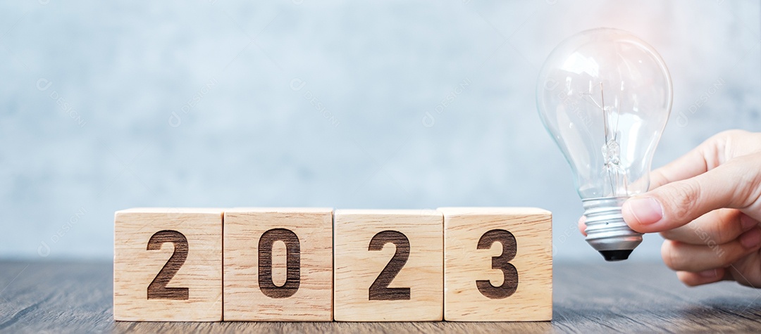 Bloco 2023 com lâmpada. Ideia de negócio, criativo, pensamento, brainstorm, objetivo, resolução, estratégia, plano, ação, mudança e conceitos de início de ano novo