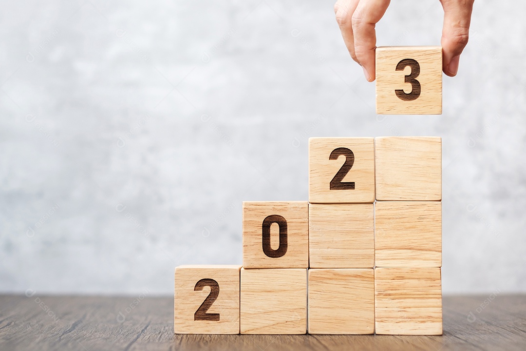 Bloco de madeira 2023 com objetivo de negócios, sucesso, estratégia