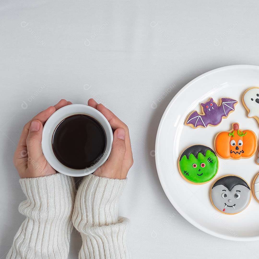 Mulher segurando a xícara de café durante a refeição do cozinheiro engraçado do Halloween