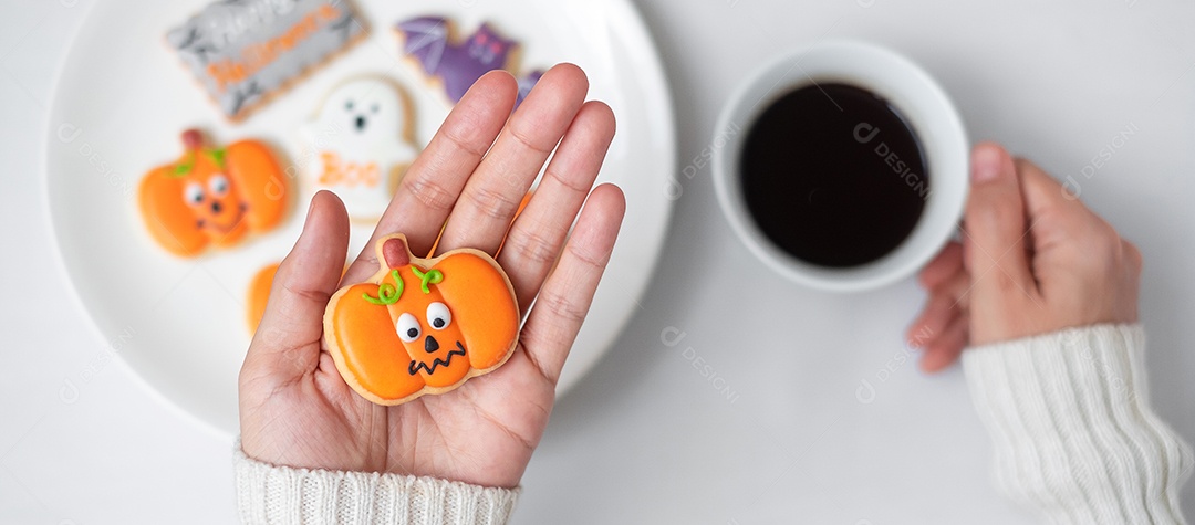 Mulher segurando a xícara de café durante a refeição do cozinheiro engraçado do Halloween