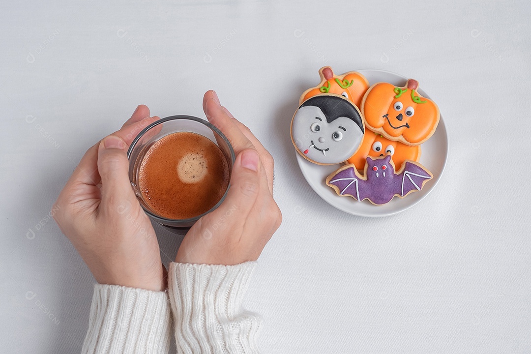 Mulher segurando a xícara de café durante a refeição do cozinheiro engraçado do Halloween