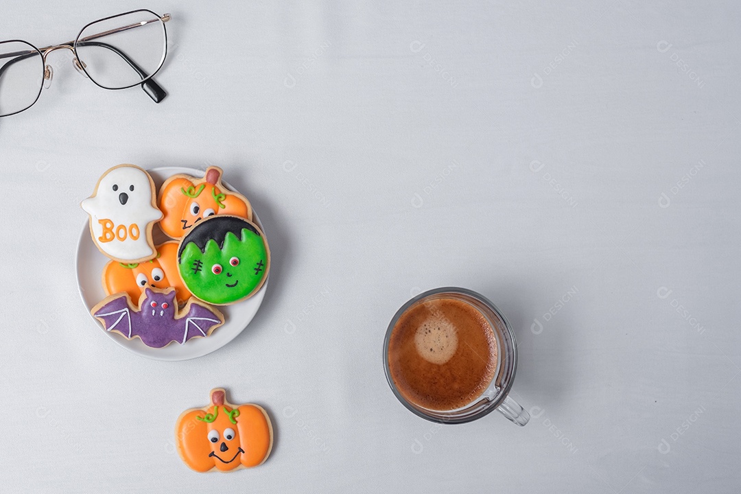 Café expresso quente ou xícara de chocolate com engraçado Halloween