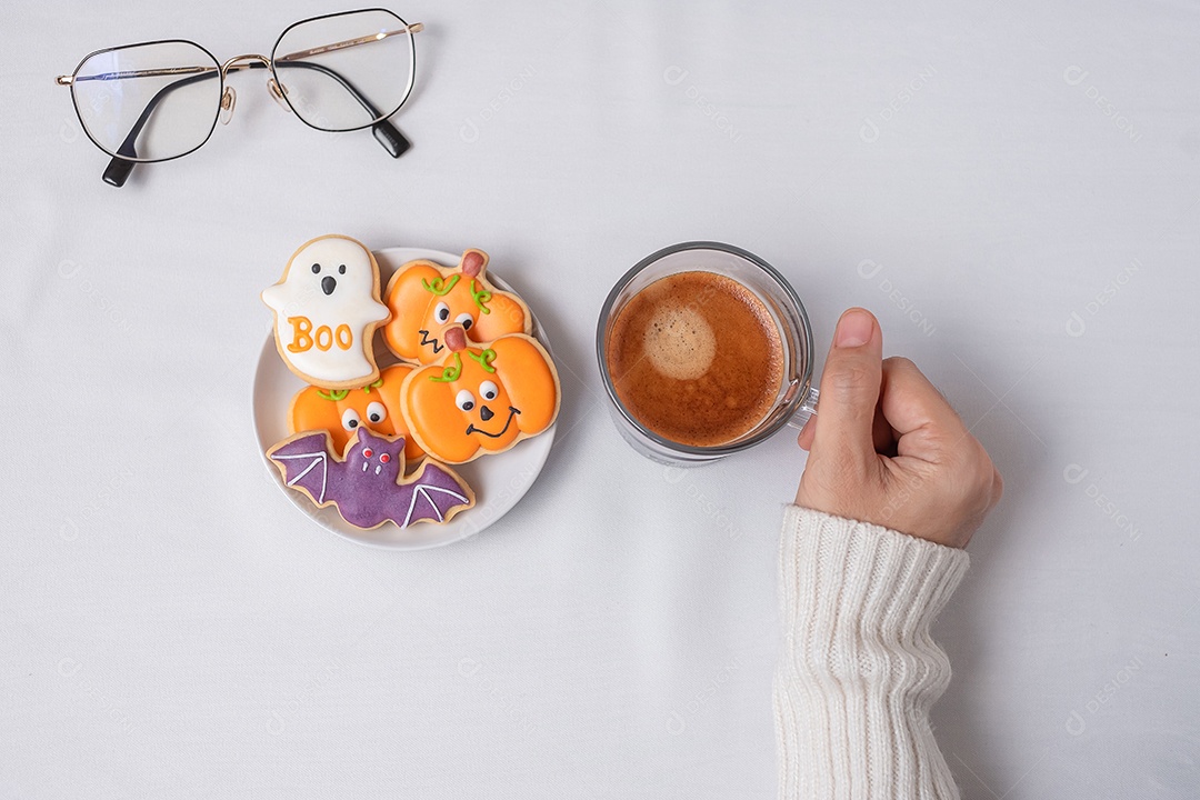 Mulher segurando a xícara de café durante a refeição do cozinheiro engraçado do Halloween