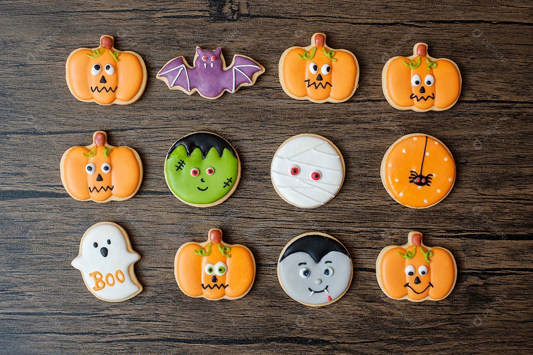 Feliz dia de Halloween com biscoitos engraçados na mesa de madeira background