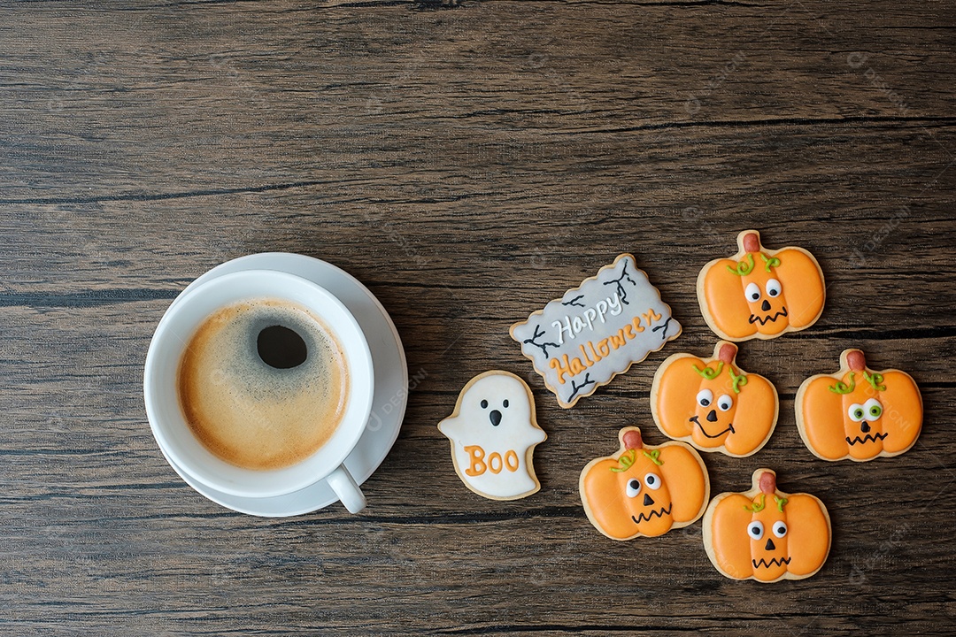 Xícara de café e biscoitos engraçados de Halloween. Feliz dia das bruxas
