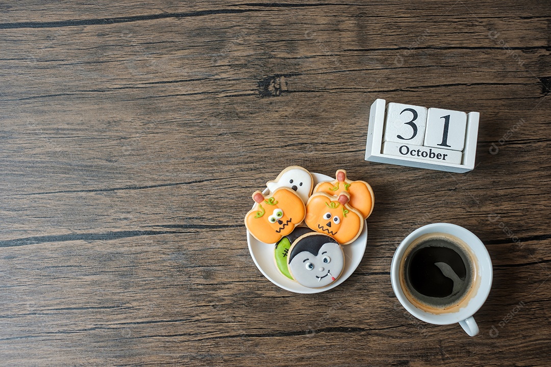 Feliz dia de Halloween com biscoitos, café e calendário de 31 de outubro