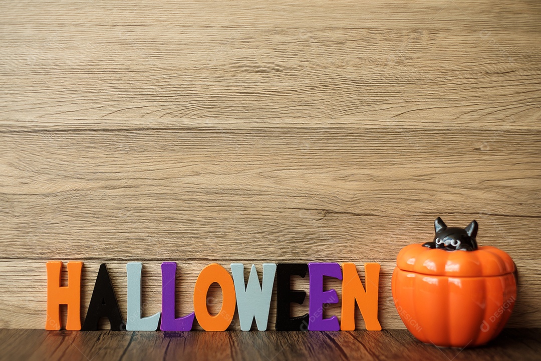 Feliz dia de Halloween com fantasma, abóbora, tigela e decorativo