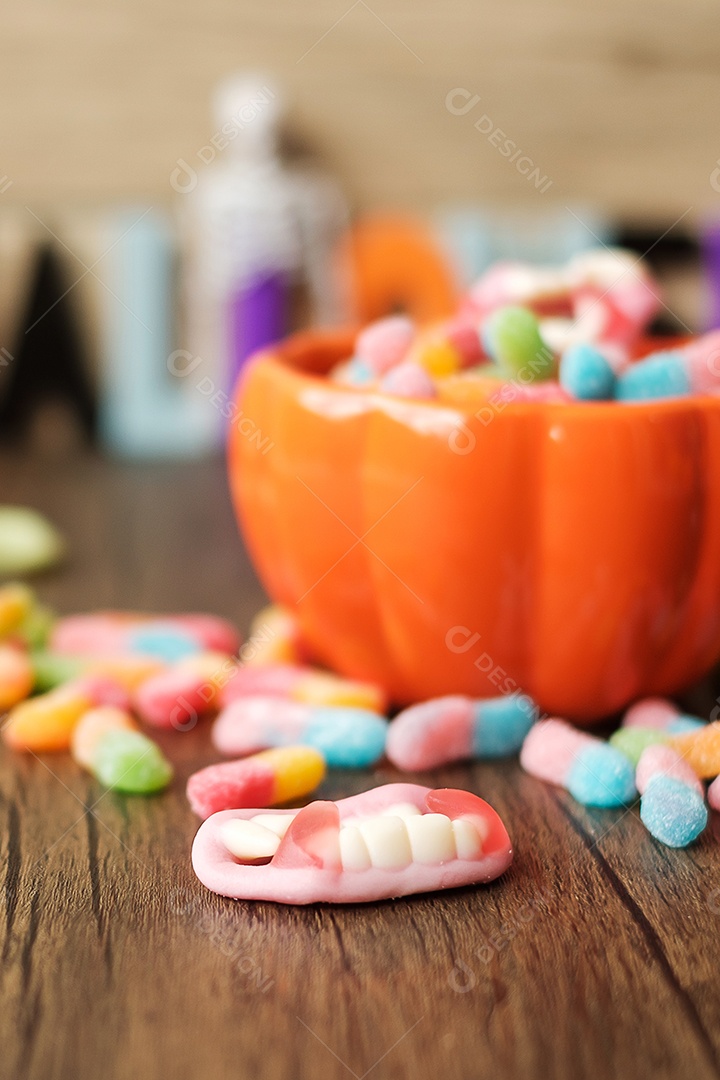 Feliz dia de Halloween com doces fantasmas, tigela de abóbora