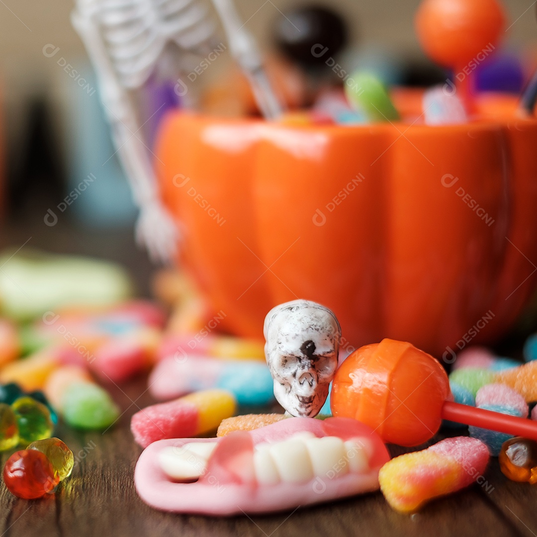 Feliz dia de Halloween com doces fantasmas, tigela de abóbora