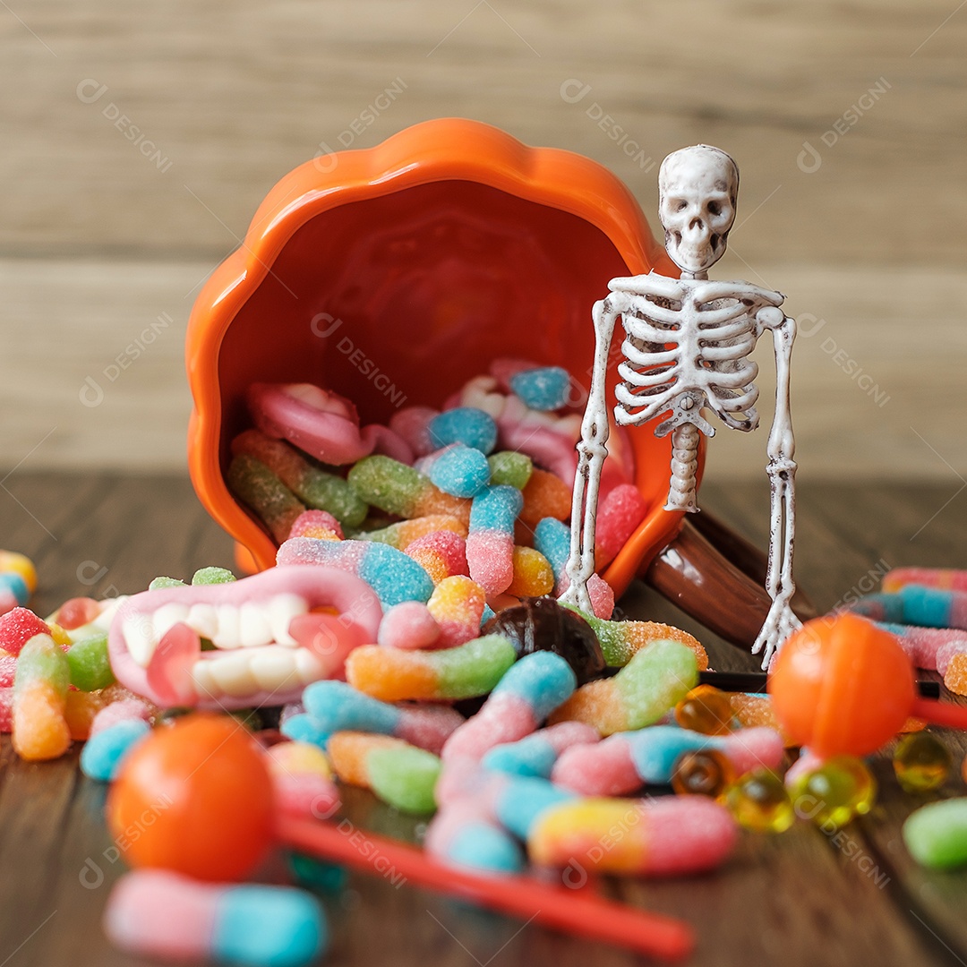 Feliz dia de Halloween com doces fantasmas, tigela de abóbora