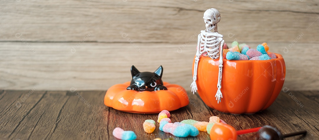 Feliz dia de Halloween com doces fantasmas, tigela de abóbora