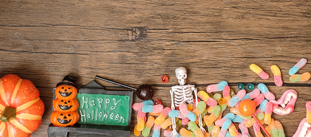 Feliz dia de Halloween com doces fantasmas, abóbora, tigela e decoração
