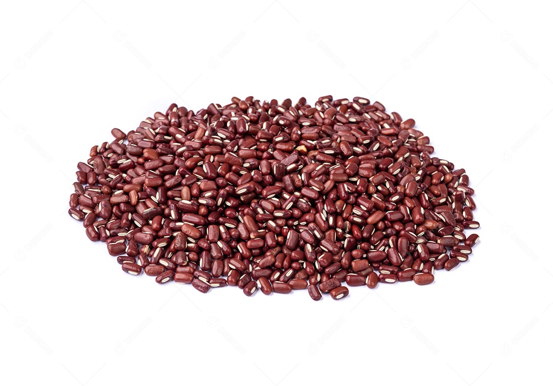 Pilha de feijão azuki cru isolado sobre fundo branco.