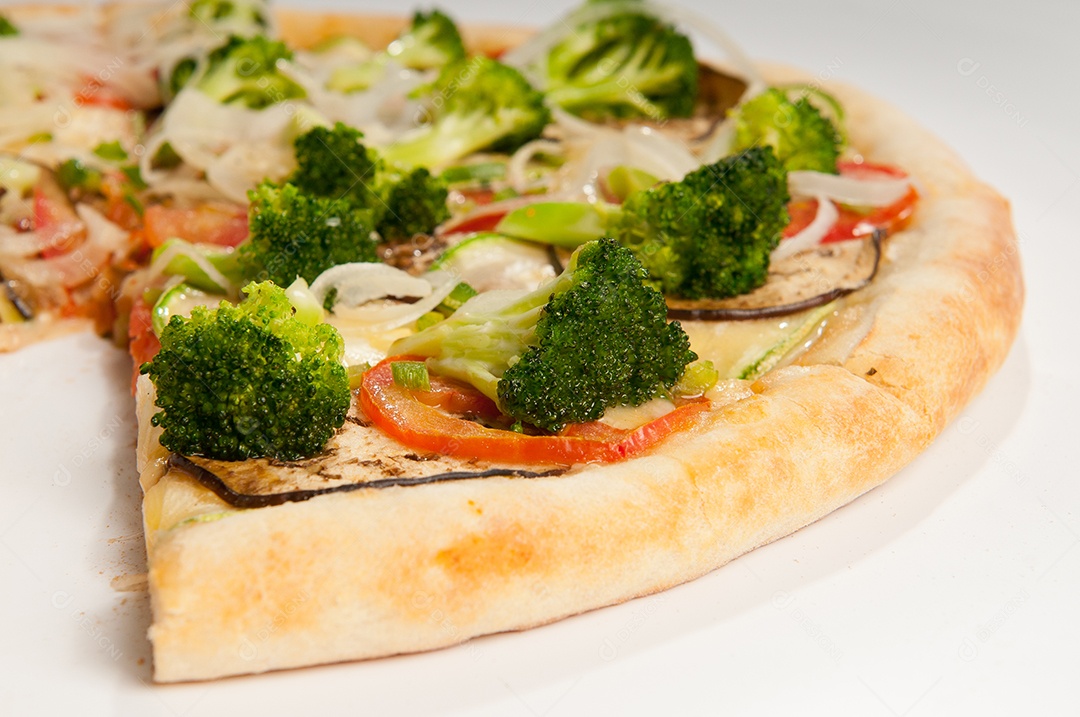 Pizza de legumes assada ao forno