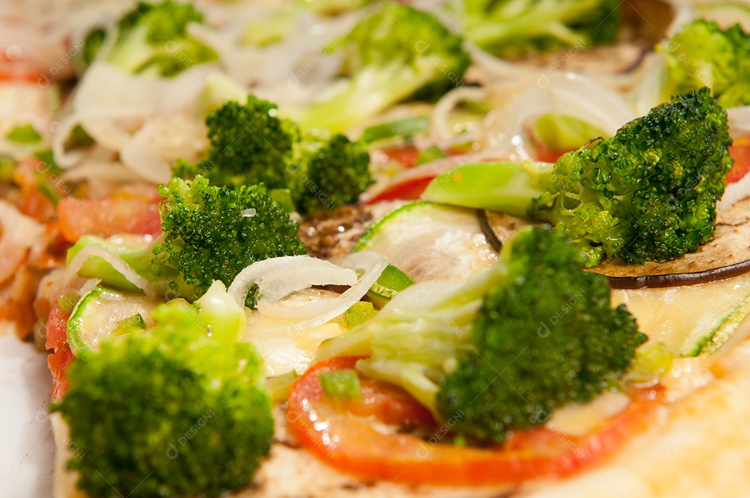 Pizza de legumes assada ao forno