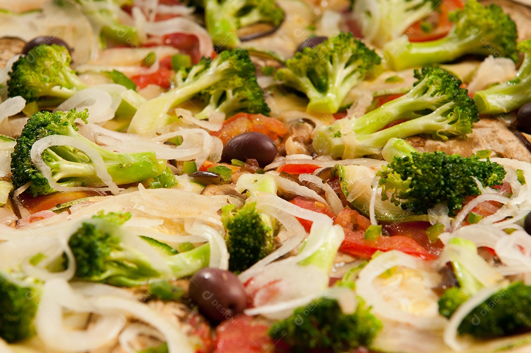 Pizza de legumes assada ao forno