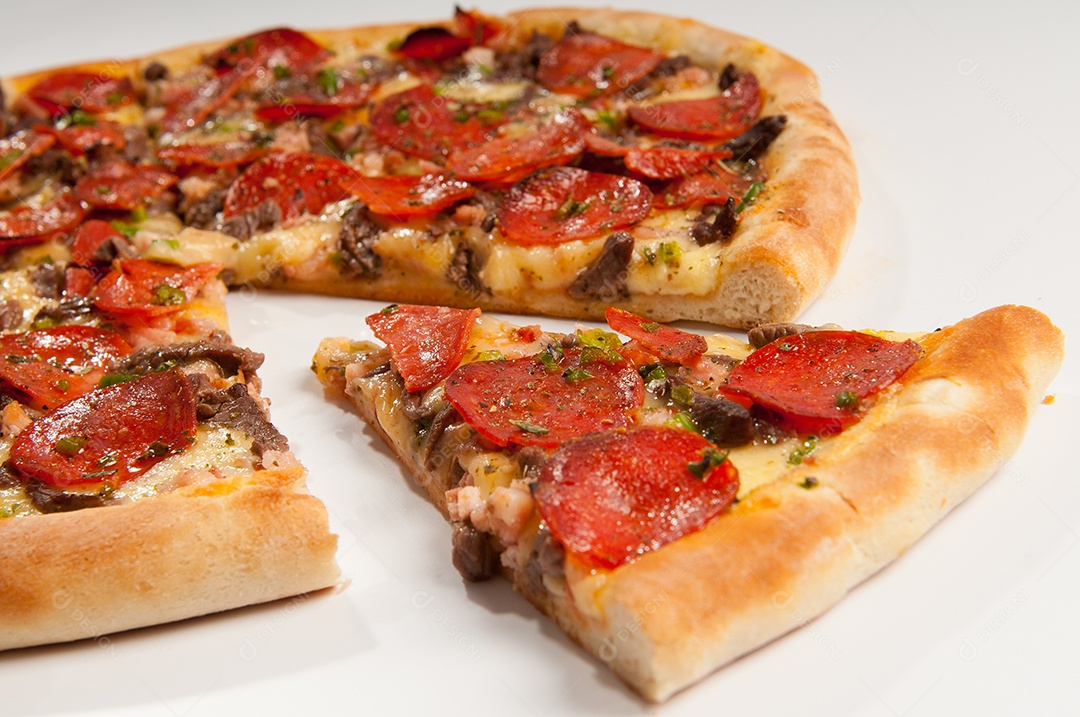 Pizza de calabresa assada ao forno comida