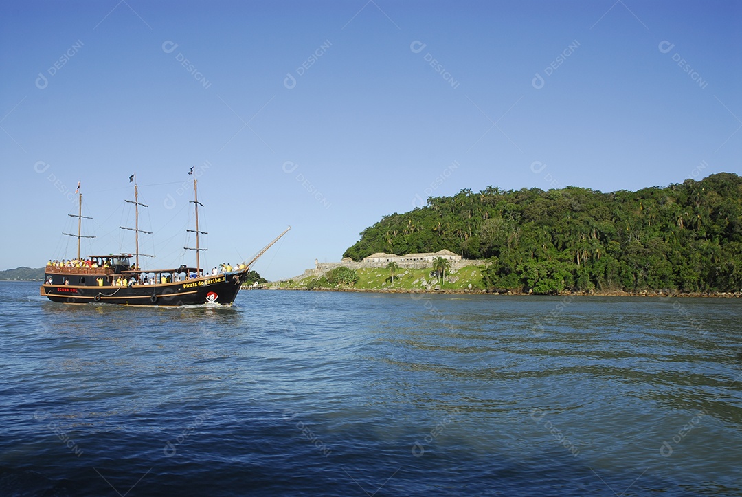 Navio navegando sobre oceano