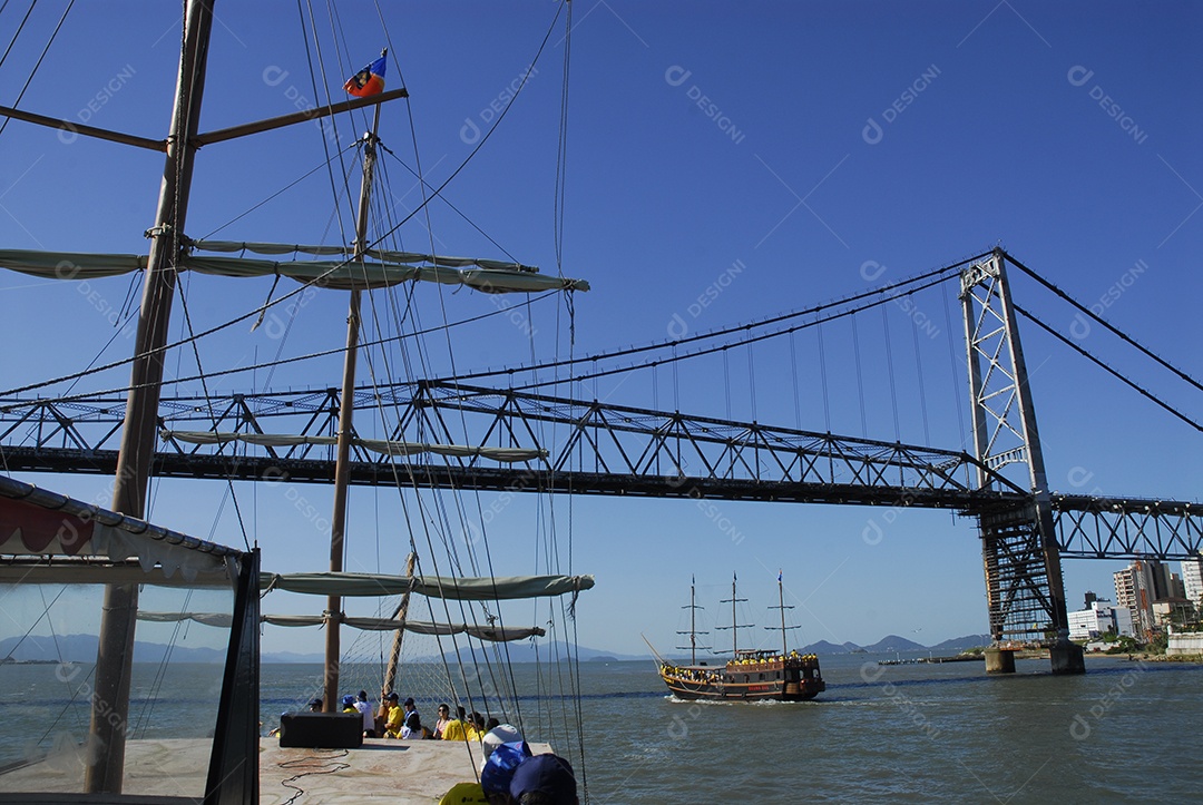 Navio navegando sobre oceano