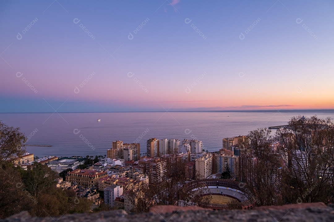 Vista aérea de Málaga tirada do castelo de Gibralfaro, incluindo o porto de Málaga, Andaluzia, Espanha.